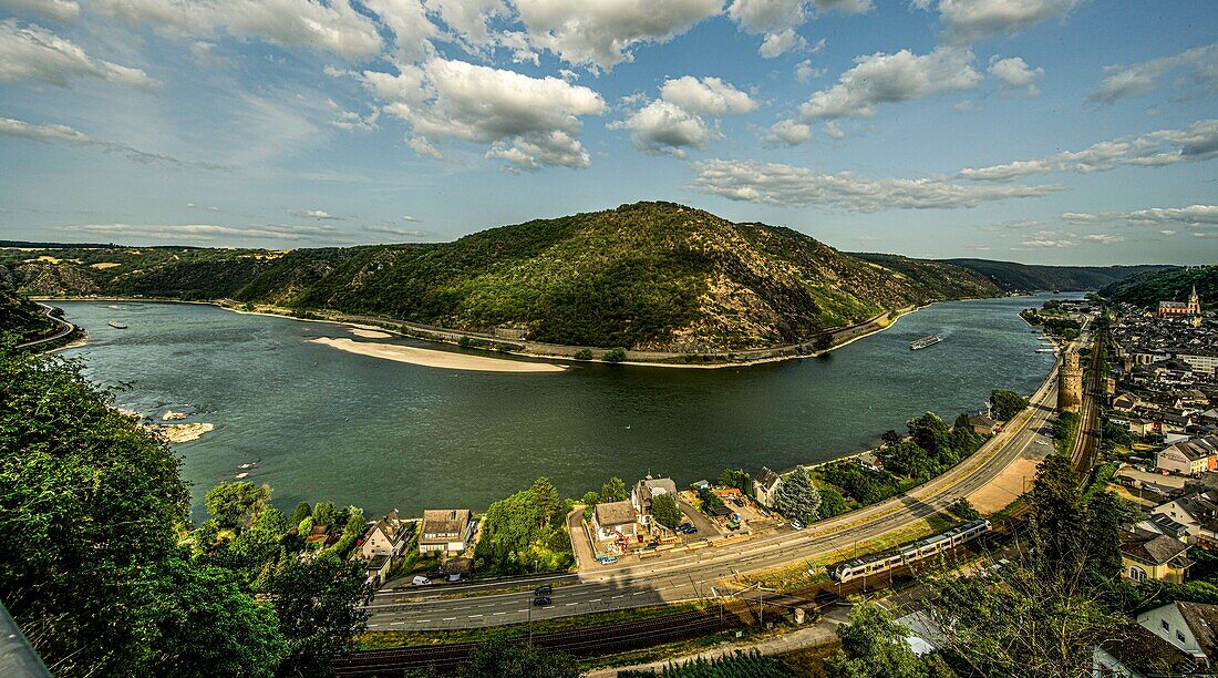 Rhine loop near Oberwesel in the evening light, Upper Middle Rhine Valley, Rhineland-Palatinate, Germany