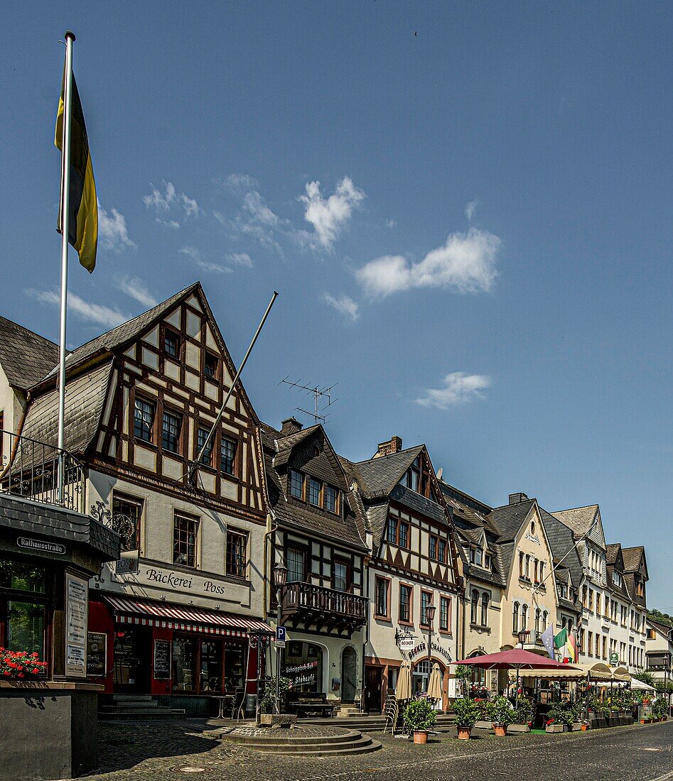 Geschäfte und Straßencafes in der Altstadt im Morgenlicht, Oberwesel, Oberes Mittelrheintal, Rheinland-Pfalz, Deutschland