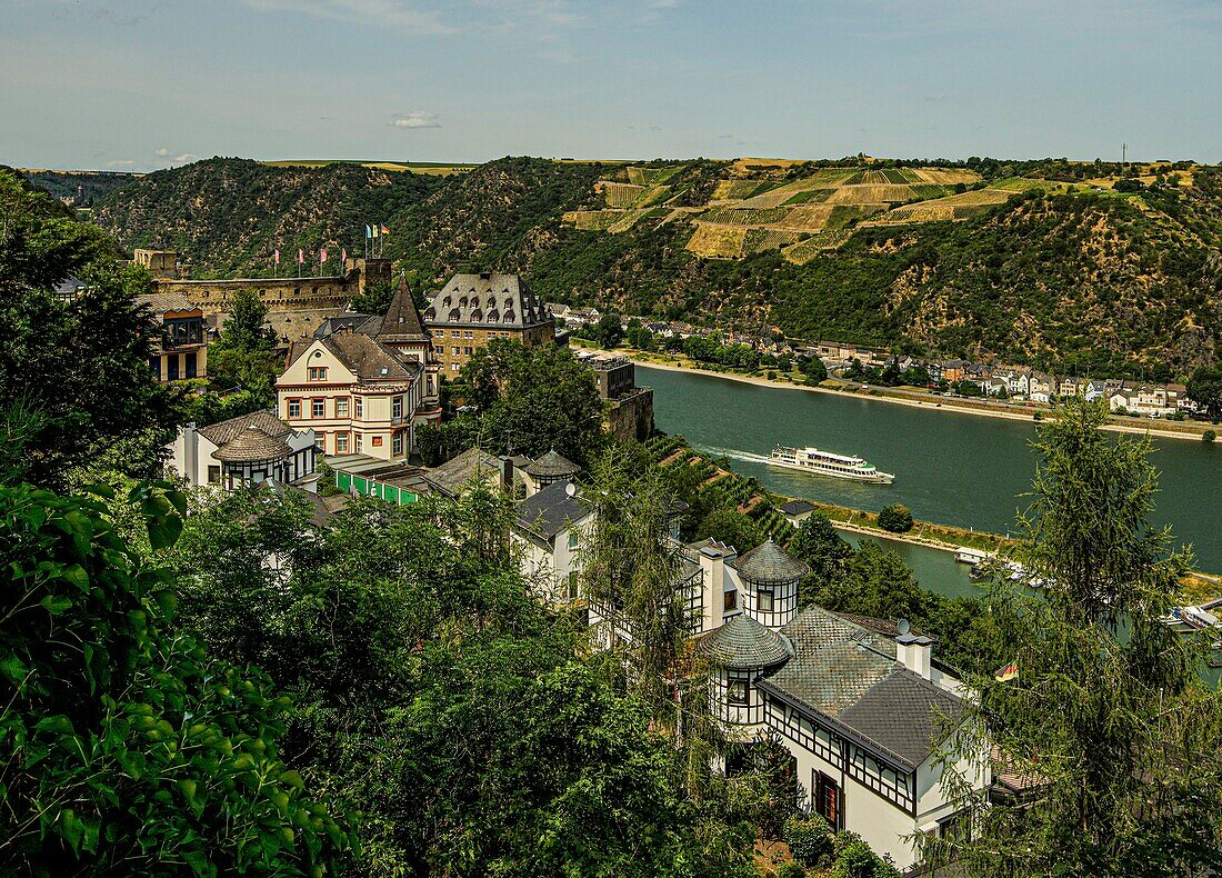 Blick vom Rheinburgenweg auf Villen und Luxushotels in der Nähe von Burg Rheinfels, Panoramaschiff auf dem Rhein, St. Goar, Oberes Mittelrheintal, Rheinland-Pfalz, Deutschland