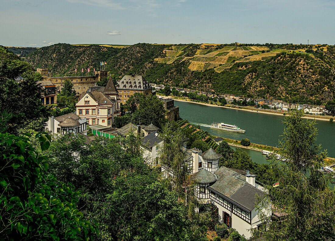 View from the Rheinburgenweg on villas and luxury hotels near Rheinfels Castle, in the background a panorama ship on the Rhine, St. Goar, Upper Middle Rhine Valley, Rhineland-Palatinate, Germany