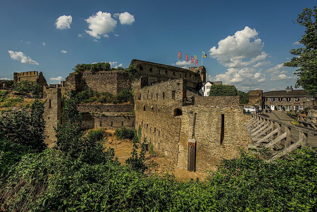 Burg Rheinfels und der Hofbereich des Hotels Schloss Rheinfels, St. Goar, Oberes Mittelrheintal, Rheinland-Pfalz, Deutschland