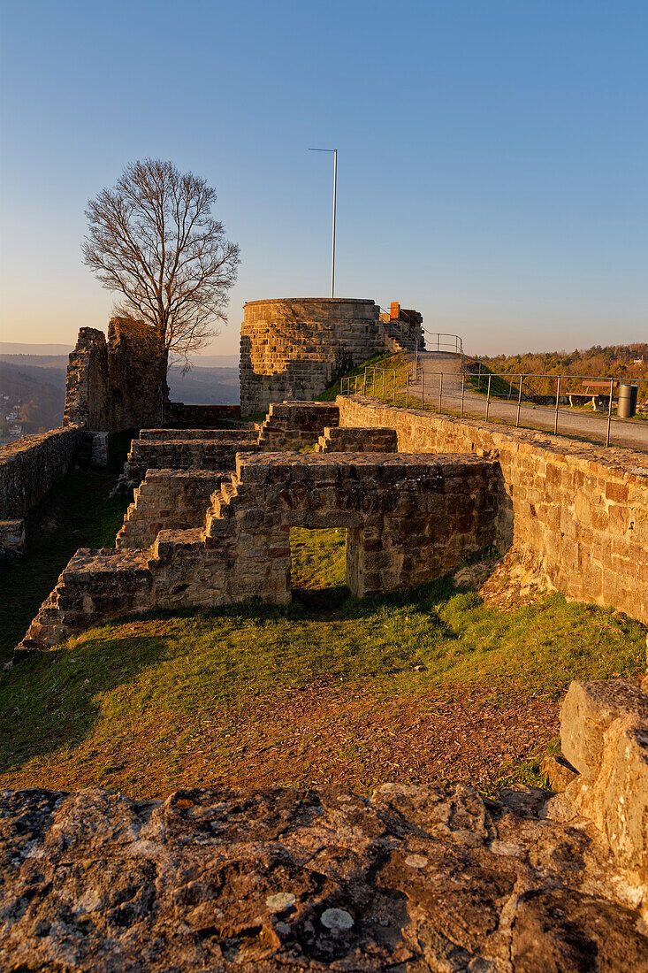 Burgruine der Höhenburg Botenlaube oder Bodenlaube,  Stadtteil Reiterswiesen, Bad Kissingen, Unterfranken, Bayern, Franken, Deutschland