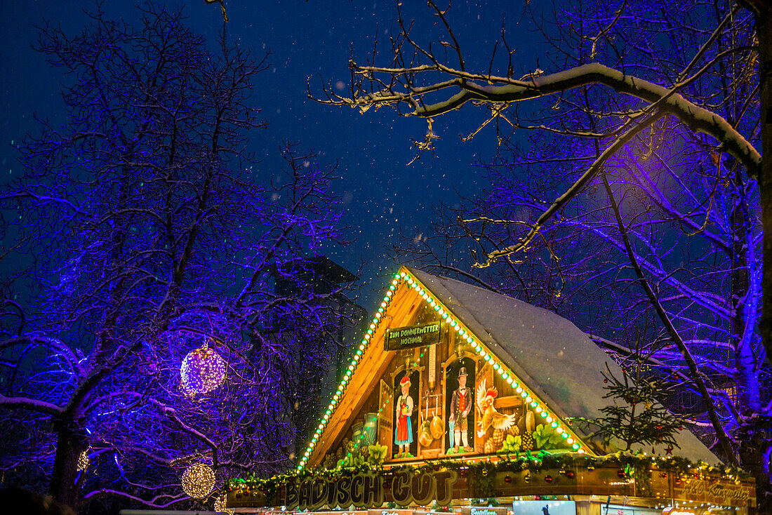 Verschneiter Weihnachtsmarkt bei Nacht, Freiburg im Breisgau, Schwarzwald, Baden-Württemberg, Deutschland