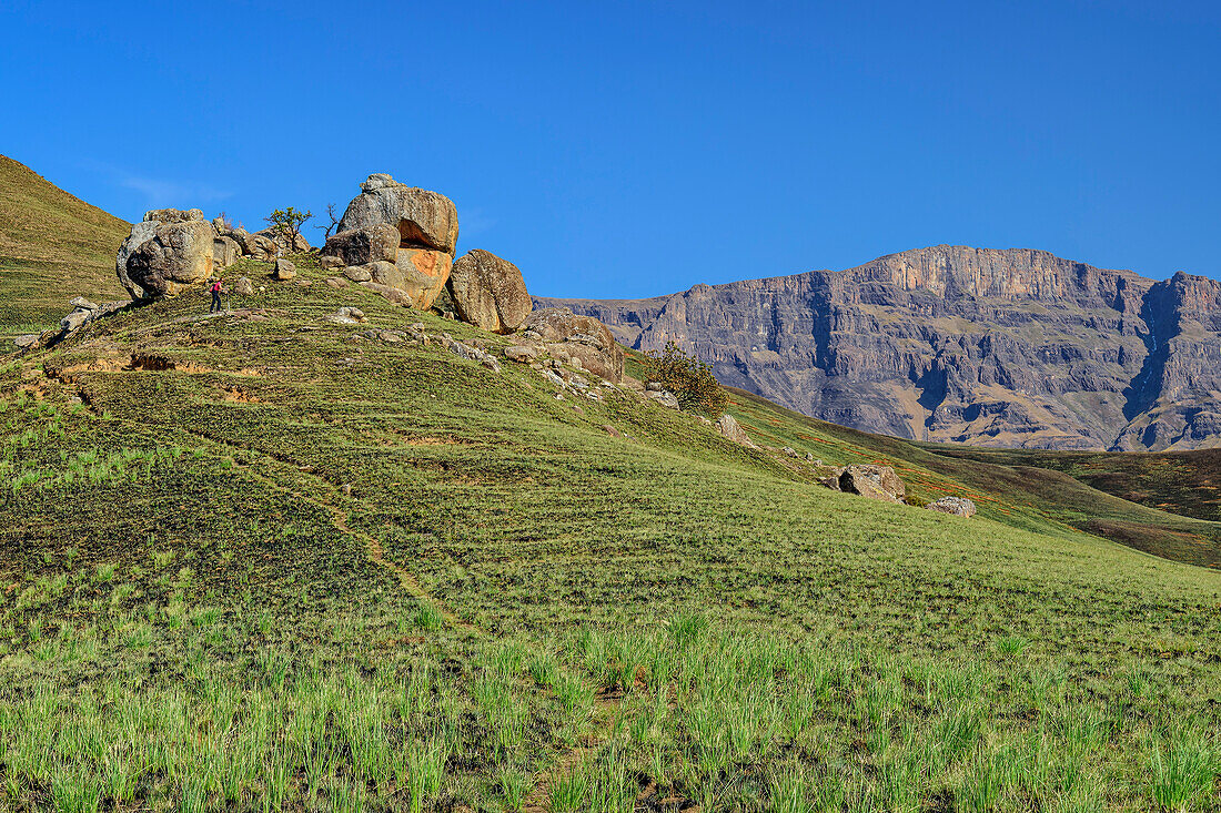 Frau beim Wandern zum Valley View, Lotheni, Drakensberge, Kwa Zulu Natal, Maloti-Drakensberg, Südafrika