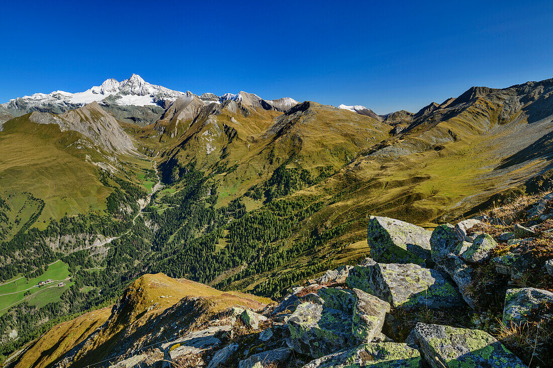 Blick auf Ködnitztal und Großglockner von der Schönleitenspitze, Nationalpark Hohe Tauern, Osttirol, Österreich