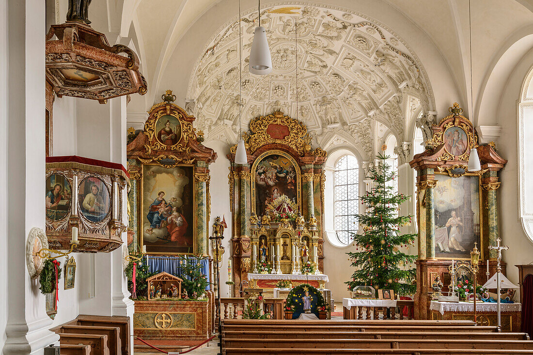 Innenraum und Altar der Kirche St. Johann Baptist in Föching, Geolehrpfad Holzkirchen, Oberbayern, Bayern, Deutschland