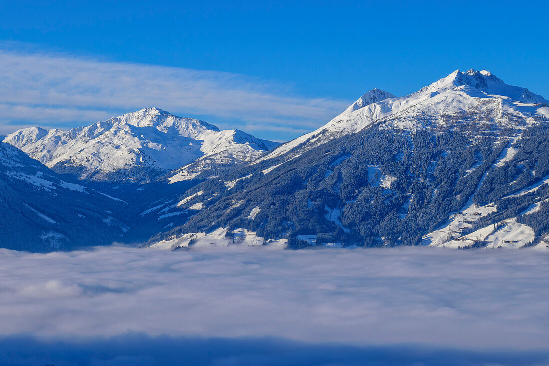 Blick auf Gilfert, Kuhmesser und Kellerjoch mit Nebelmeer im Zillertal, Wiedersberger Horn, Kitzbüheler Alpen, Tirol, Österreich