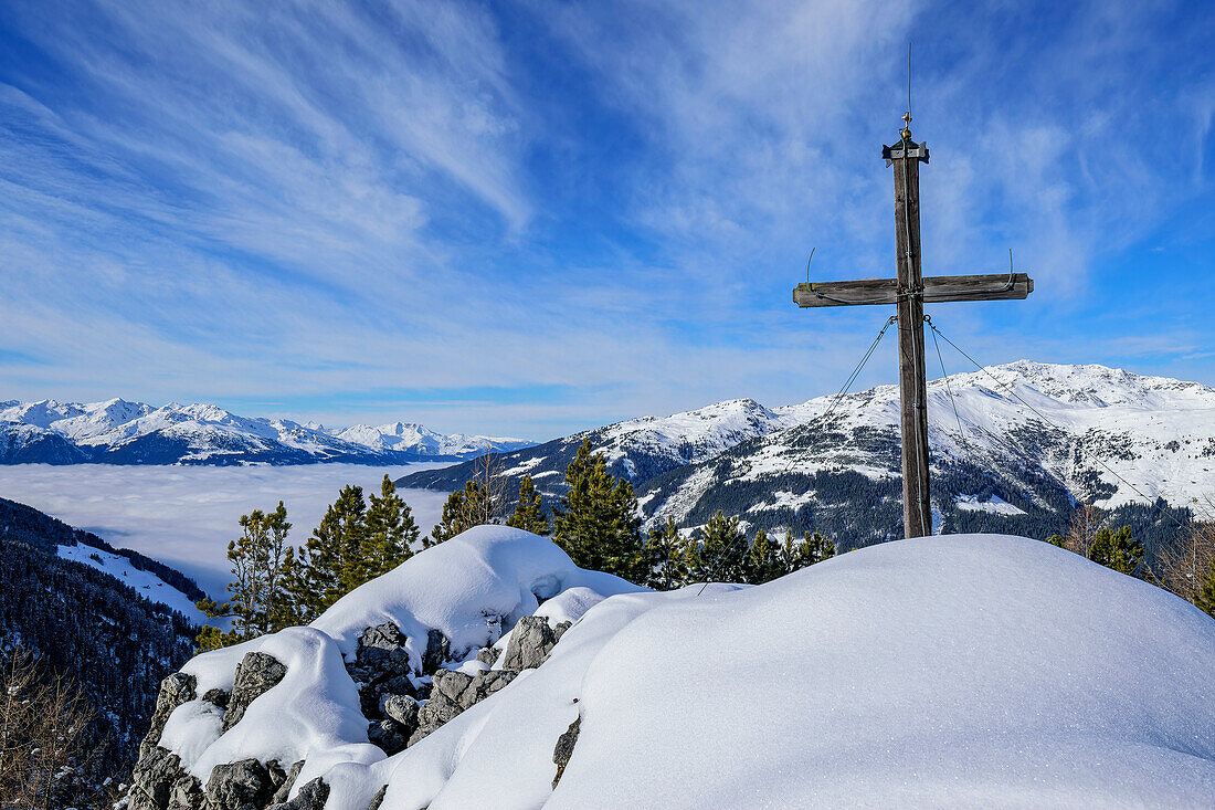Summit cross of the Roller with the Kitzbühel Alps in the background, Roller, Gerlos, Zillertal Alps, Tyrol, Austria