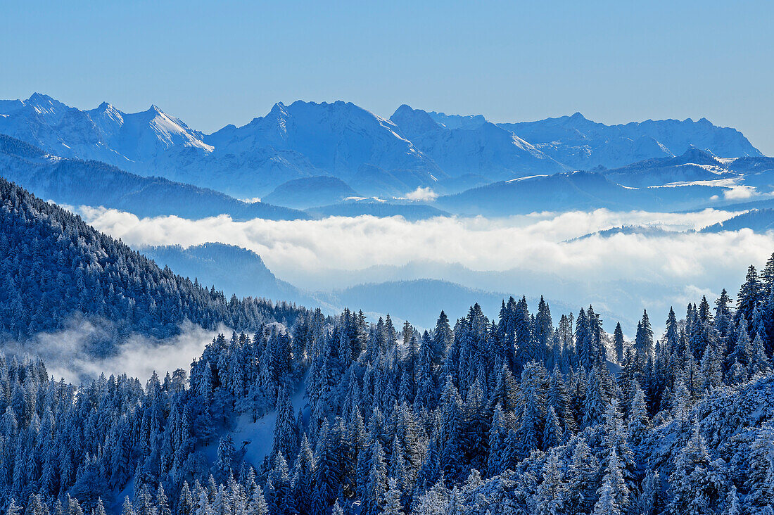 Wolkenstimmung mit Berchtesgadener Alpen im Hintergrund, vom Sulten, Chiemgauer Alpen, Oberbayern, Bayern, Deutschland