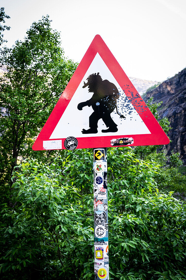 Verkehrsschild mit Troll in Andaslnaes, Trollveggen, Andalsnaes, Provinz Moere og Romsdal, Vestlandet, Norwegen