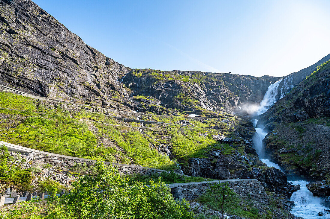 Blick auf den Trollstigen und den Stigfossen, Andalsnaes, Provinz Moere og Romsdal, Vestlandet, Norwegen