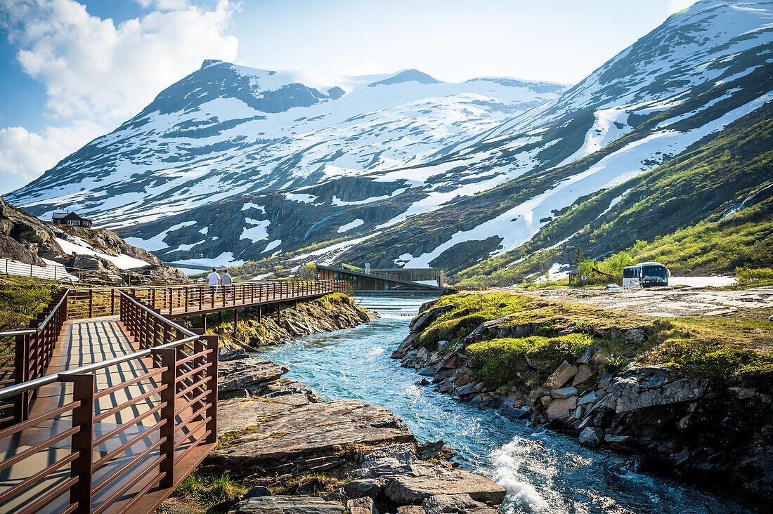 Brücke am Aussichtspunkt, Trollstigen, Andalsnaes, Provinz Moere og Romsdal, Vestlandet, Norwegen
