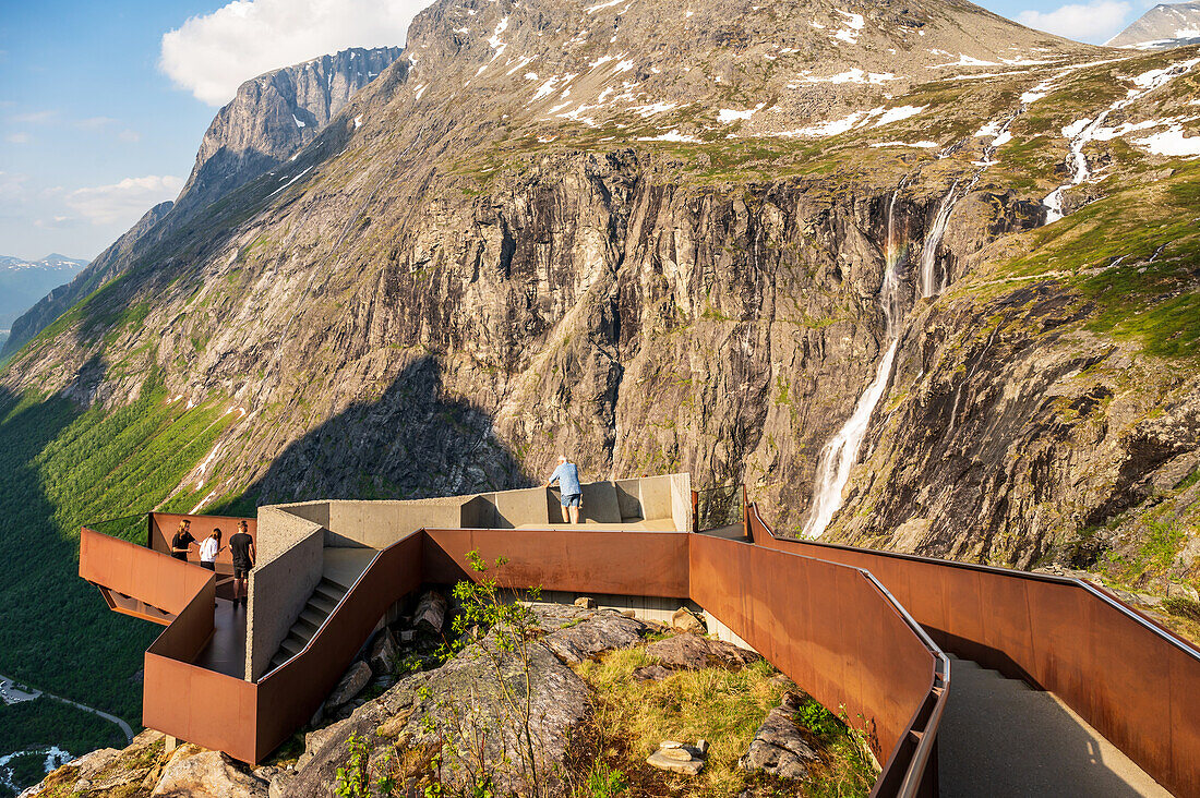 Aussichtsplattform auf dem Trollstigen, Andalsnaes, Provinz Moere og Romsdal, Vestlandet, Norwegen