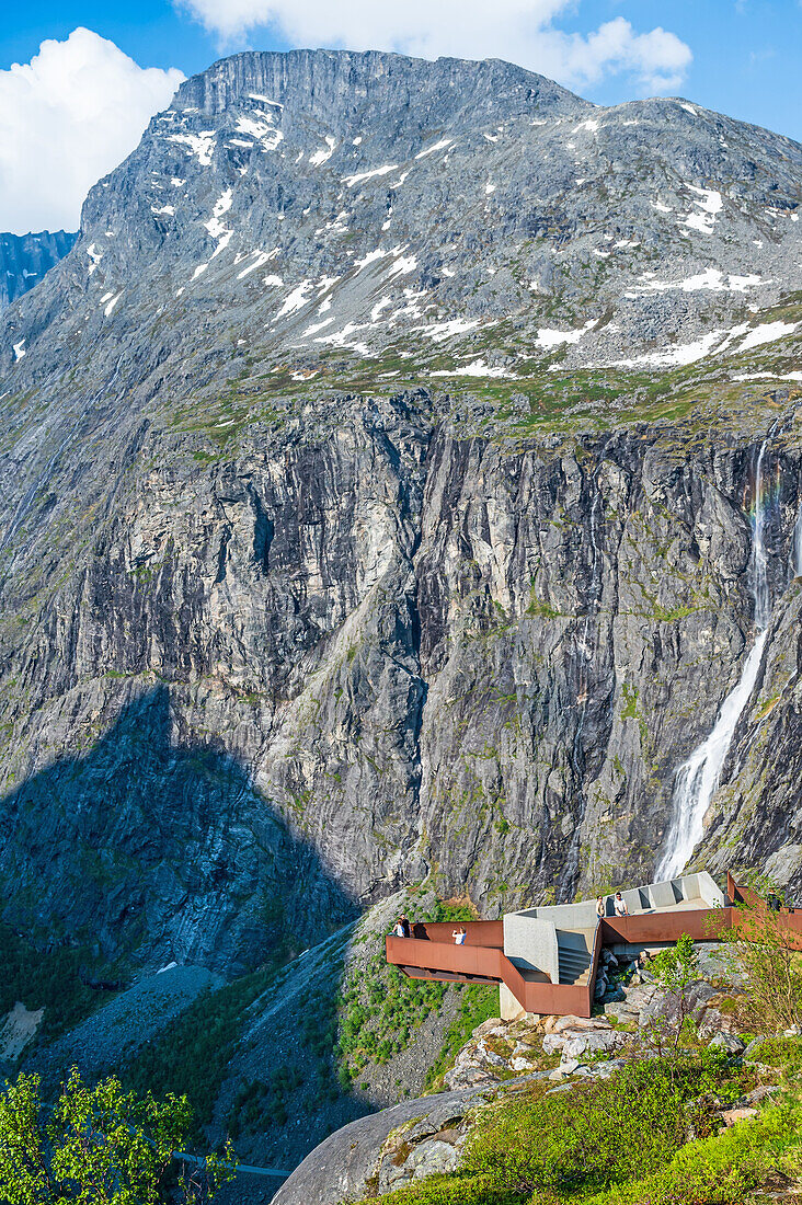 Aussichtsplattform auf dem Trollstigen, Andalsnaes, Provinz Moere og Romsdal, Vestlandet, Norwegen