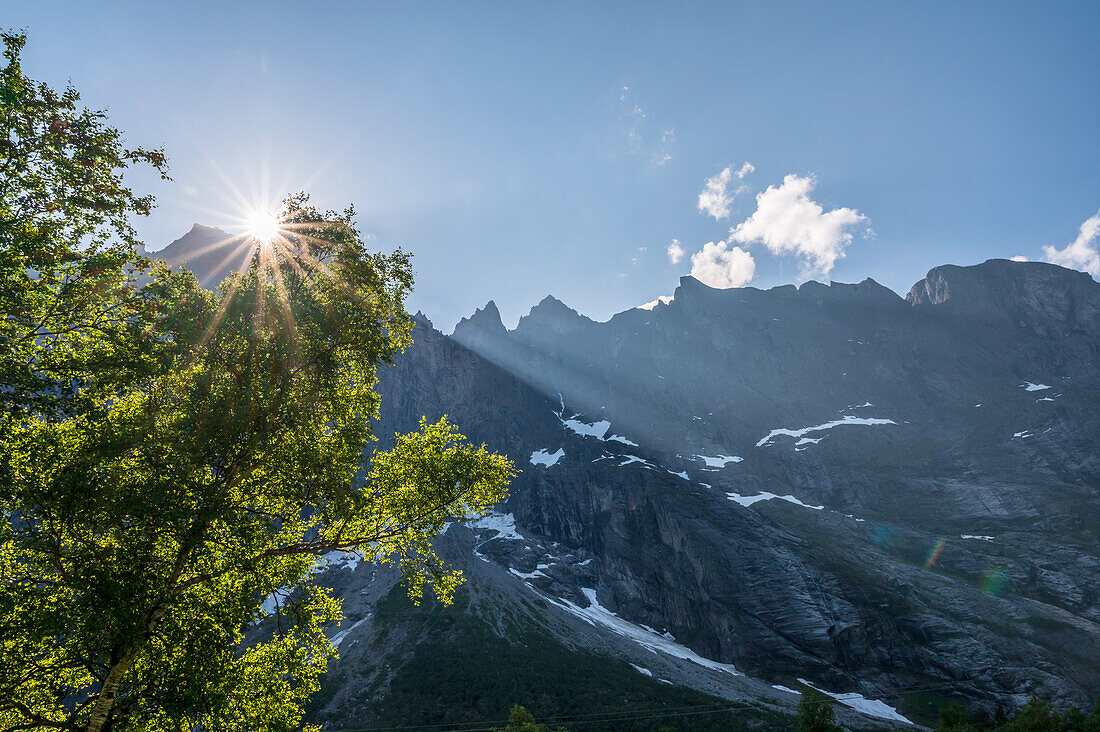 Blick auf den Berg Trollveggen, Andalsnaes, Provinz Moere og Romsdal, Vestlandet, Norwegen