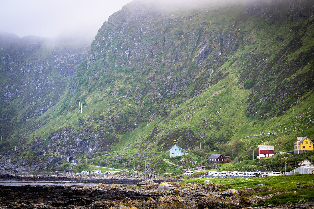 Blick auf den Campingplatz Goksoeyr auf der Vogelinsel 'Runde', Atlantik, Provinz Moere og Romsdal, Vestlandet, Norwegen