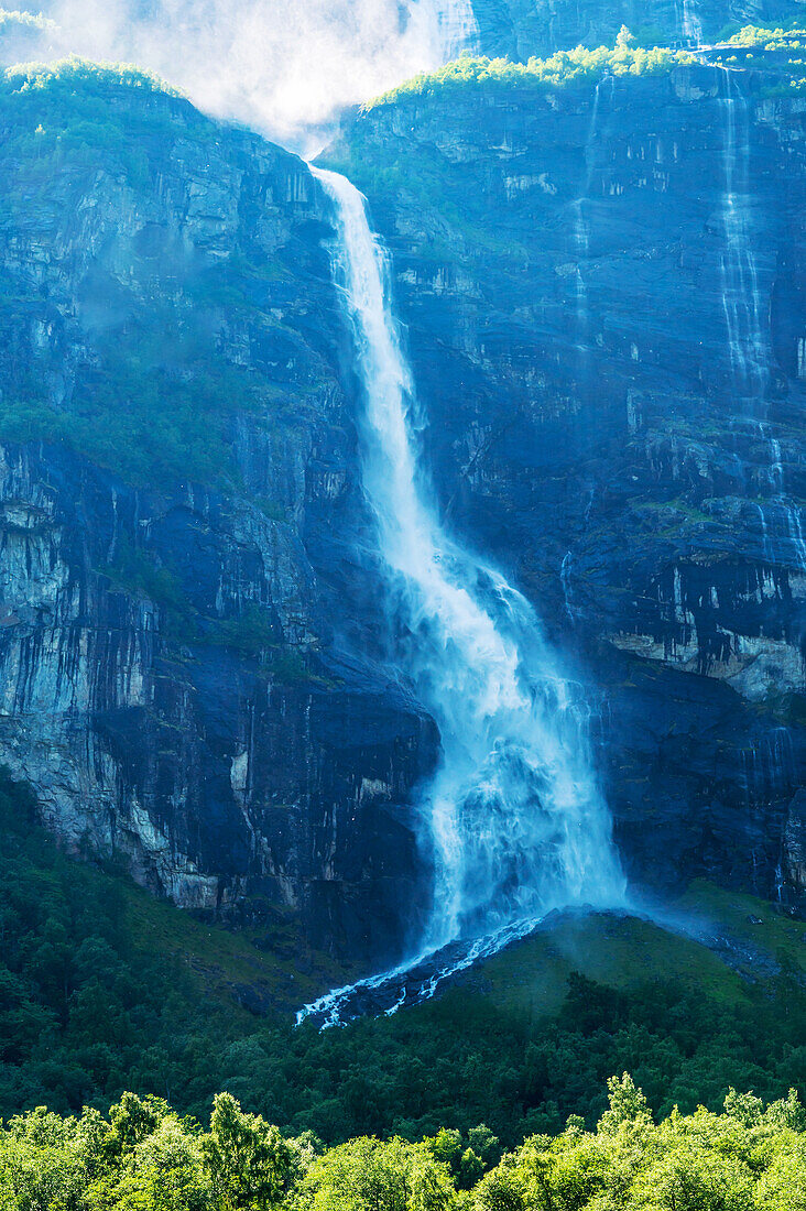 Wasserfall zwischen Verma und Andalsnäs, Verma, Provinz Moere og Romsdal, Vestlandet, Norwegen