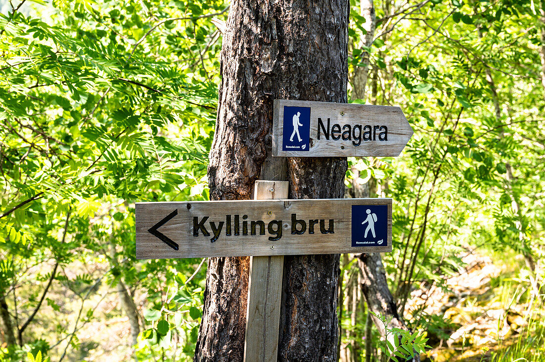 Hinweisschild zur Eisenbahnbrücke 'Kylling bru' über den Fluss Rauma, bei Verma, Provinz Moere og Romsdal, Vestlandet, Norwegen