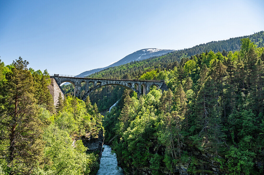 Historische Eisenbahnbrücke 'Kylling bru' über den Fluss Rauma, bei Verma, Provinz Moere og Romsdal, Vestlandet, Norwegen