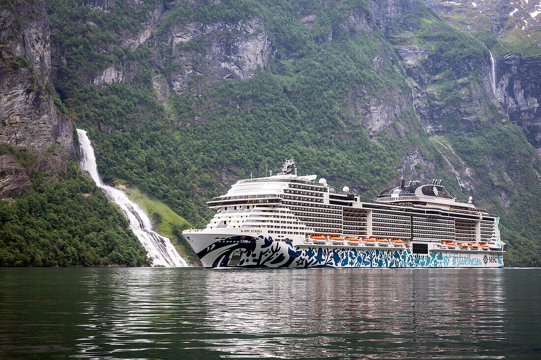 Kreuzfahrtschiff  MSC Euriba unter Wasserfall 'Freier', Hellesylt, im Geirangerfjord, Moere og Romsdal, Vestlandet, Norwegen
