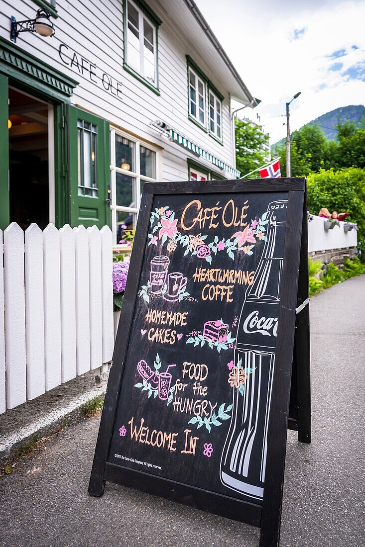 Hinweistafel vor einem Cafe im Hafen von Geiranger, im Geirangerfjord, Moere og Romsdal, Vestlandet, Norwegen