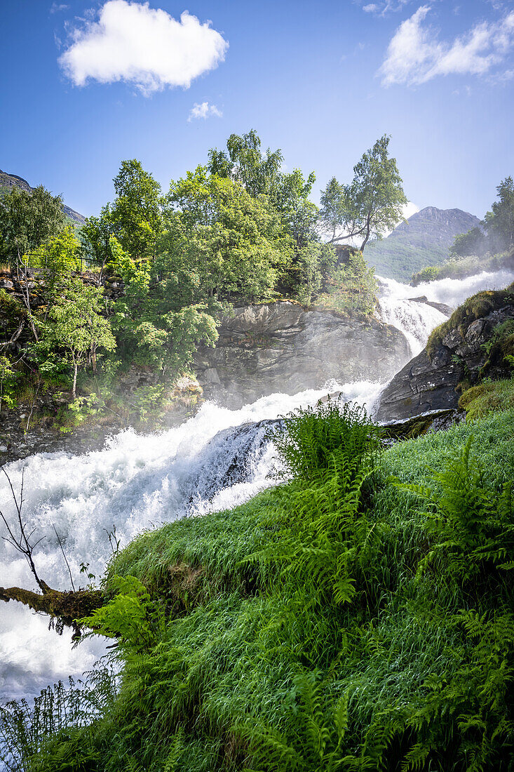 Wasserfall in Geiranger, im Geirangerfjord, Moere og Romsdal, Vestlandet, Norwegen