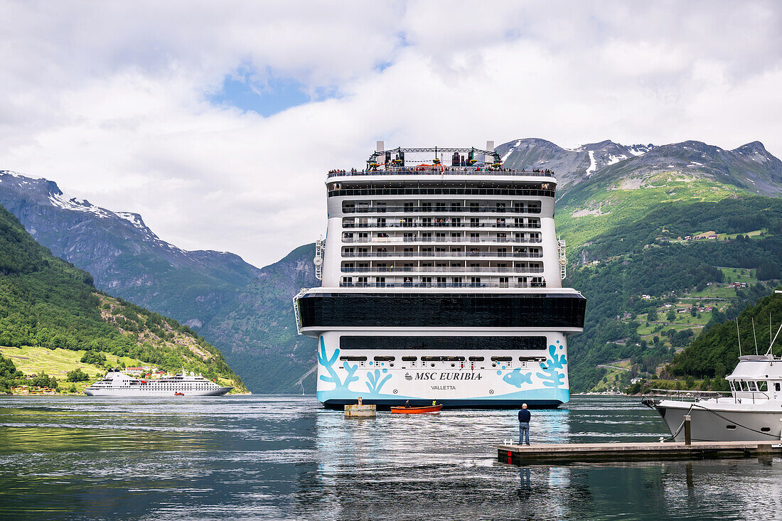 2 Kreuzfahrtschiffe  in Geiranger, im Geirangerfjord, Moere og Romsdal, Vestlandet, Norwegen