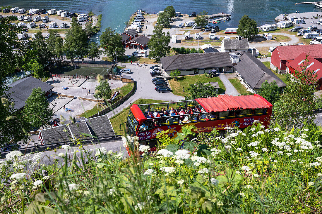 Sightseeing Bus  in Geiranger, im Geirangerfjord, Moere og Romsdal, Vestlandet, Norwegen