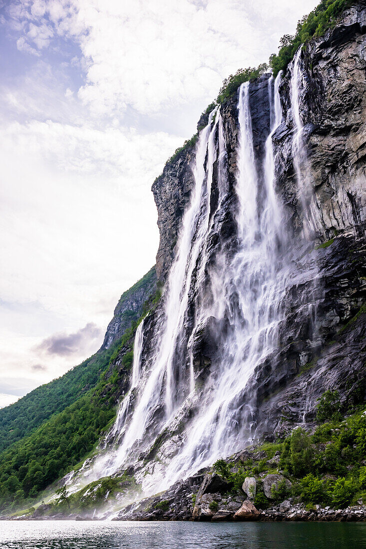 Wasserfall '7 Schwestern' im Geirangerfjord, Moere og Romsdal, Vestlandet, Norwegen