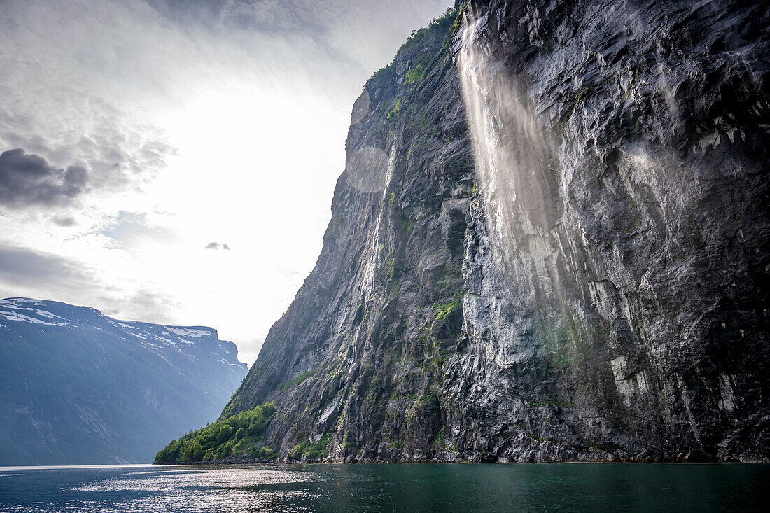 Berge und Wasserfall im Geirangerfjord, Moere og Romsdal, Vestlandet, Norwegen