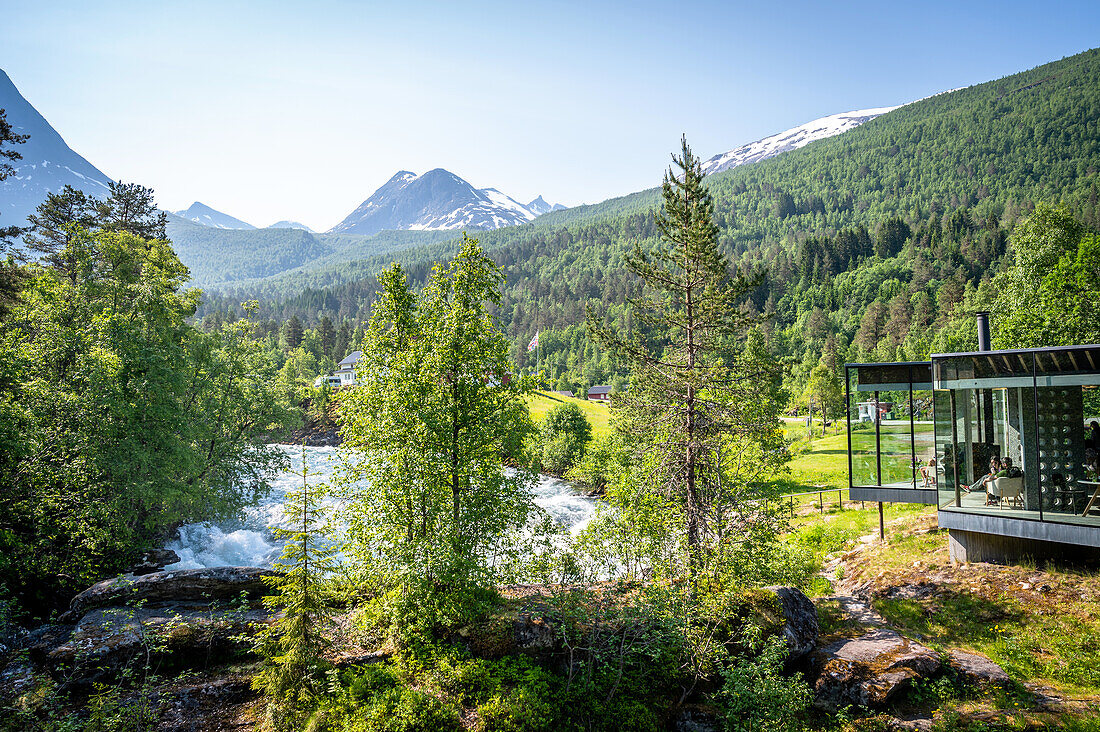 Cafe an der Schlucht Gudbrandsjuvet mit Fluss Valldoela, Moere og Romsdal, Vestlandet, Norwegen