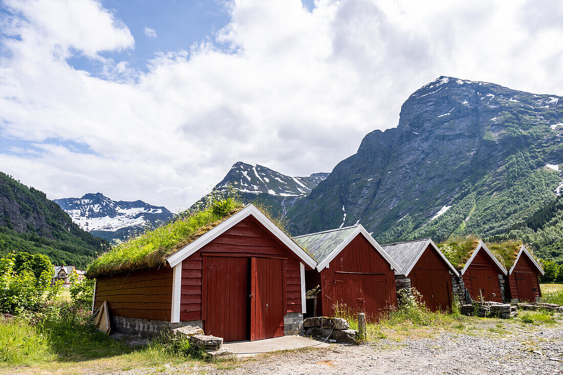 Rote Bootshäuser in Oeye, Norangsdalen, Königinnenroute, Moere og Romsdal, Vestlandet, Norwegen