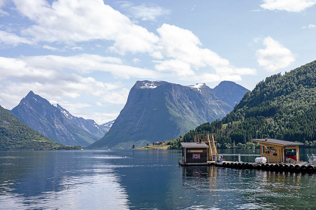 Fjordsauna im Fjord von Saeboe, Gemeinde Oersta, Hjoerundfjord, Sunnmoere, Moere og Romsdal, Vestlandet, Norwegen