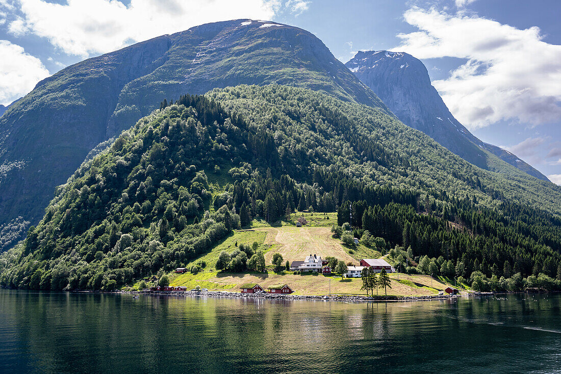 Blick auf einen Bauernhof, Gemeinde Oersta, Fähre Saeboe-Urke, Hjoerundfjord, Sunnmoere, Moere og Romsdal, Vestlandet, Norwegen