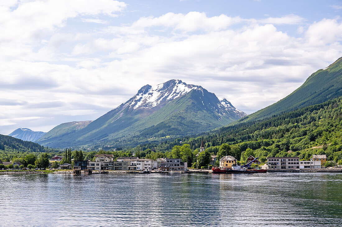Blick auf Saeboe, Gemeinde Oersta, Hjoerundfjord, Sunnmoere, Moere og Romsdal, Vestlandet, Norwegen