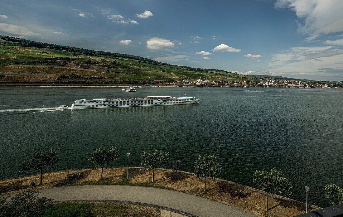 View over the Rhine promenade from Bingen to a hotel ship on the Rhine, in the background the Niederwald and the old town of Rüdesheim, Upper Middle Rhine Valley, Rhineland-Palatinate/Hesse, Germany