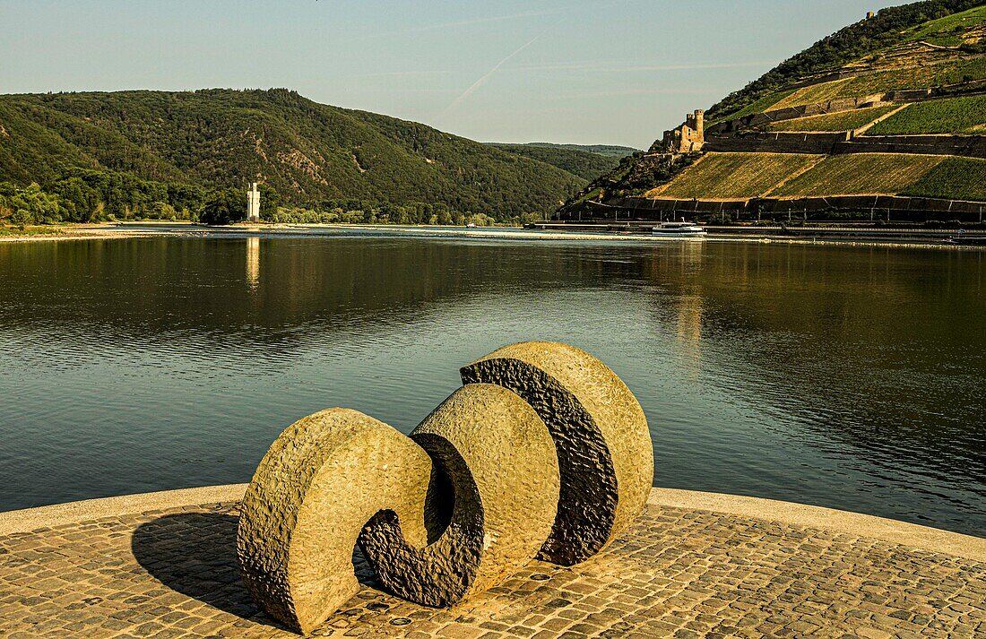 Rhein-Nahe-Eck, sculpture at the mouth of the Nahe, view of the Mause Tower and the ruins of Ehrenfels Castle, Bingen, Upper Middle Rhine Valley, Rhineland-Palatinate, Germany