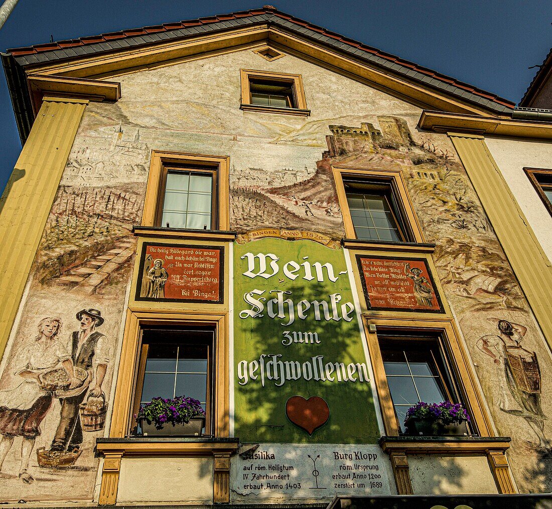 Fassade einer historischen Weinschenke in der Altstadt von Bingen, Oberes Mittelrheintal, Rheinland-Pfalz, Deutschland