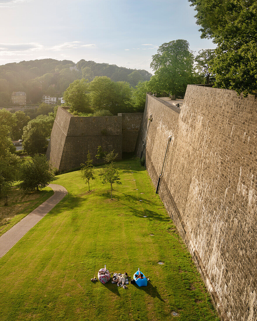 Jugendliche entspannen in Fatboys vor der Wehrmauer der Sparrenburg, Bielefeld, Nordrhein-Westfalen, Deutschland, Europa