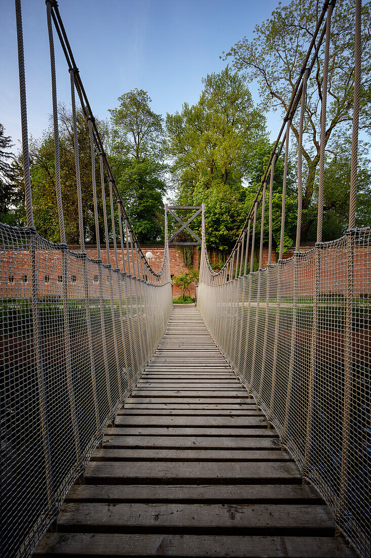 Hängebrücke über Kanal hin zur Bundesfestung Ulm in den Glacis Park Anlagen, Neu-Ulm, Bayern, Deutschland, Europa
