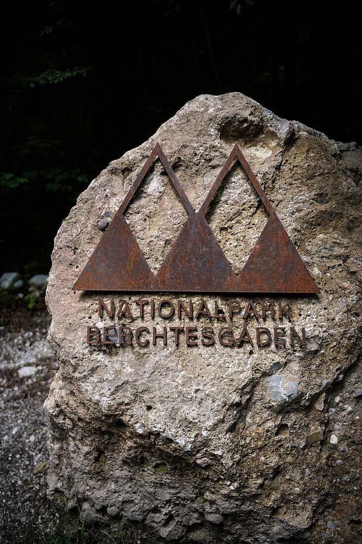 Nationalpark Berchtesgaden Symbol an einem Fels, Bayern, Deutschland, Europa