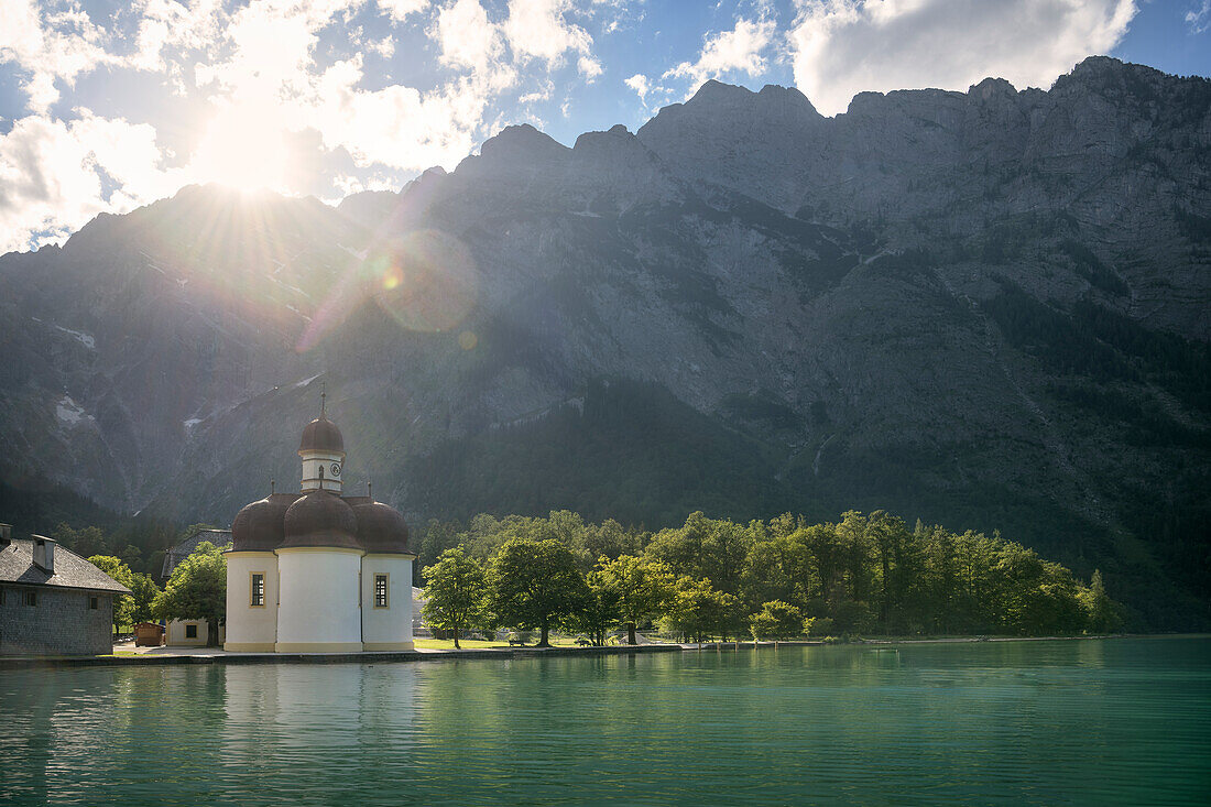 Wallfahrtskirche St. Bartholomä am Königssee im Gegenlicht, Schönau am Königssee, Nationalpark Berchtesgaden, Bayern, Deutschland, Europa