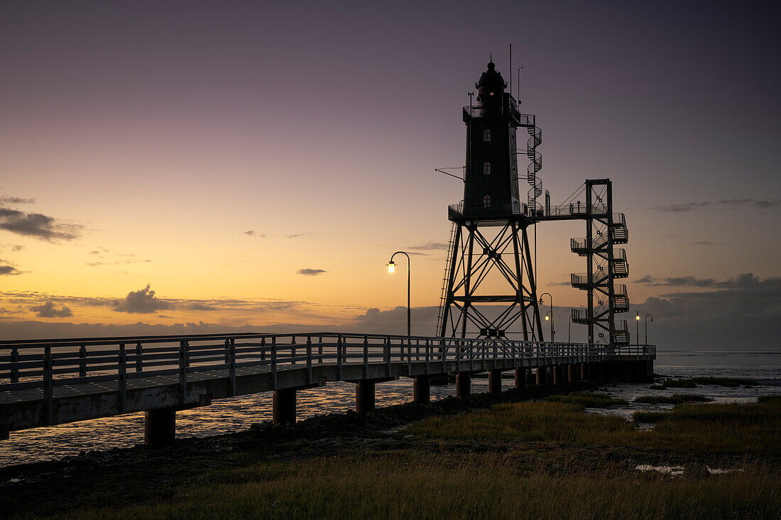 Leuchtturm Obereversand bei Sonnenuntergang, Dorum-Neufeld, Wurster Nordseeküste, Cuxhaven, Niedersachsen, Deutschland, Europa