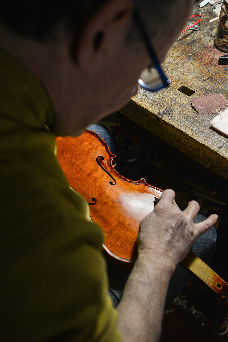 Geigenbauer Philippe Devanneaux bei der Arbeit in seinem Geschäft, Cremona, Italien
