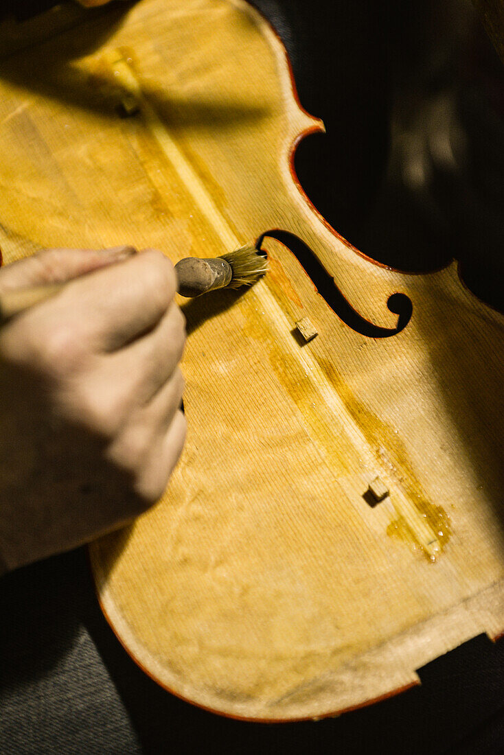 Geigenbauer Philippe Devanneaux bei der Arbeit in seinem Geschäft, Cremona, Italien