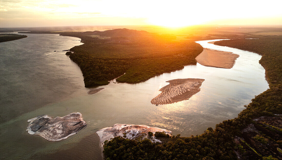 Luftaufnahme „Rio Tomo trifft auf den Orinoco“, Sonnenuntergang, Flussmündung, Rio Tomo, Rio Orinoco, Vichada, Kolumbien