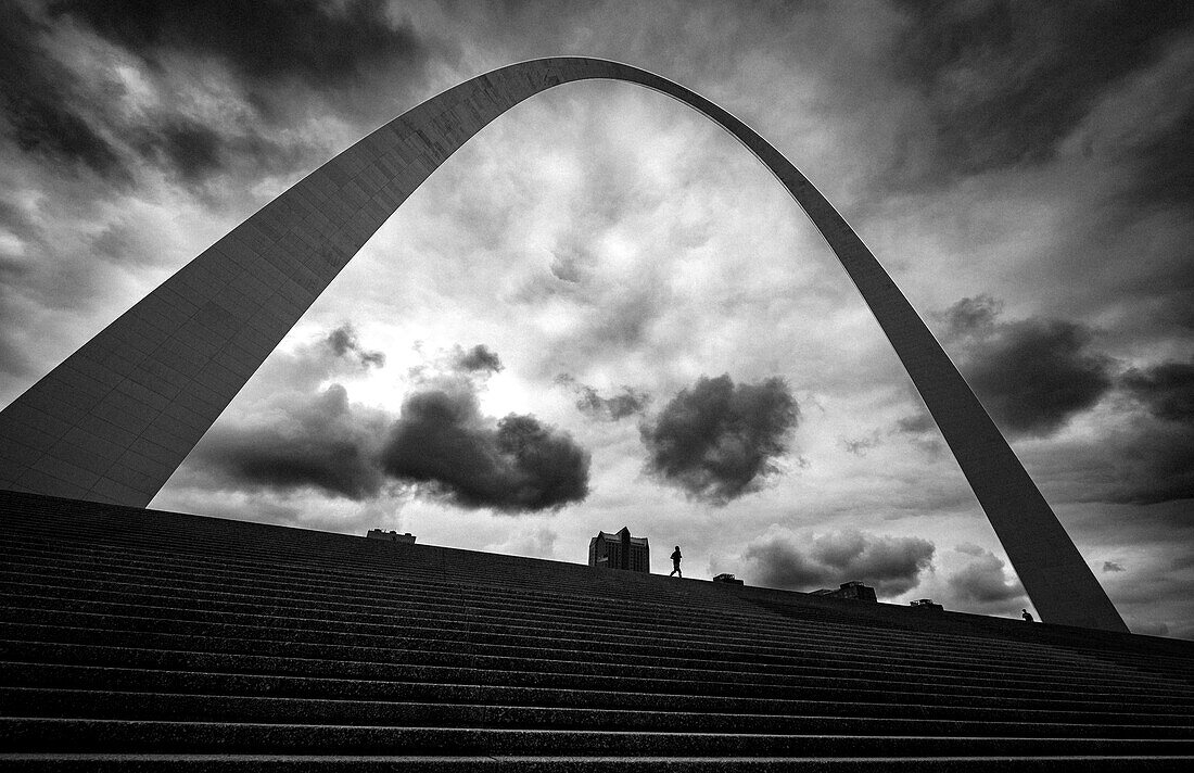 Schwarz-Weiß, „Jogging the Arch“, Gateway to the West, Gateway-Arch-Nationalpark, Saint Louis, Missouri, USA