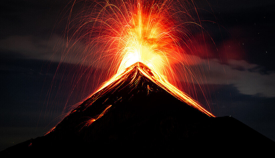 „Natürliches Feuerwerk“, ausbrechender Vulkan Fuego bei Nacht Nr. 2, Acatenango, Guatemala