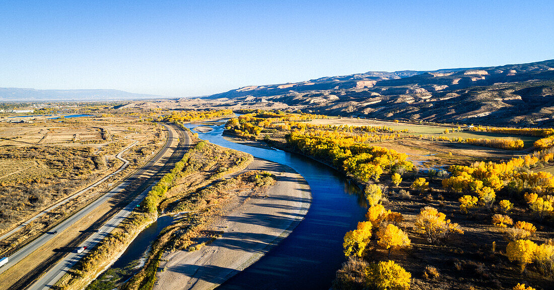 Panoramabild „Yellow S“, Colorado River entlang der I70, Herbstfarben, Colorado, USA