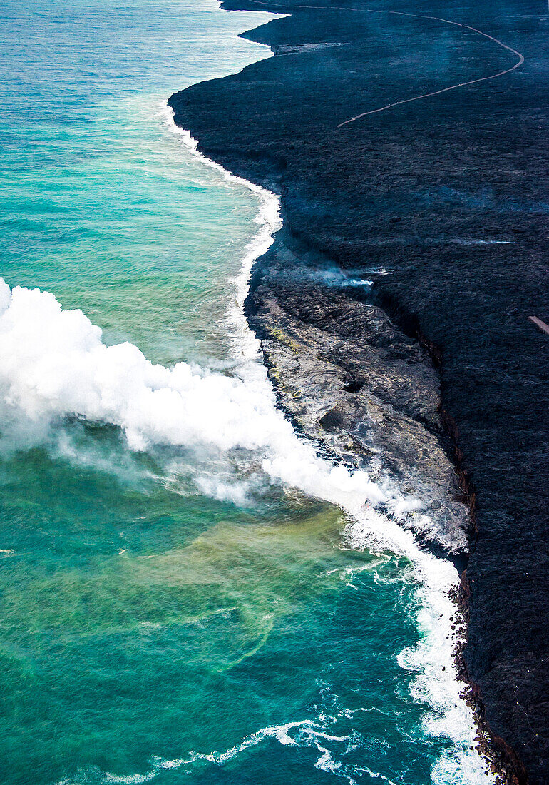 Straßenunterbrechung durch Lava, Schaffung von neuem Land, Volcanoes National Park, Big Island von Hawaii, USA